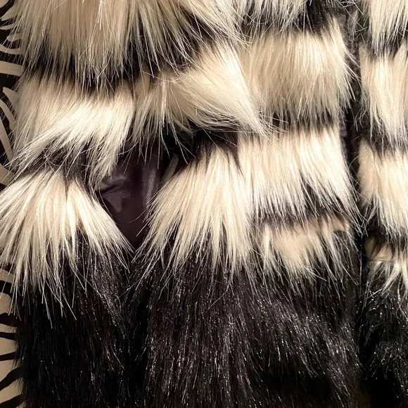 Chic Black and White Faux Fur Vest - Picture 2 of 9